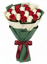 Букет Микс из красных и белых роз в Кременкуль