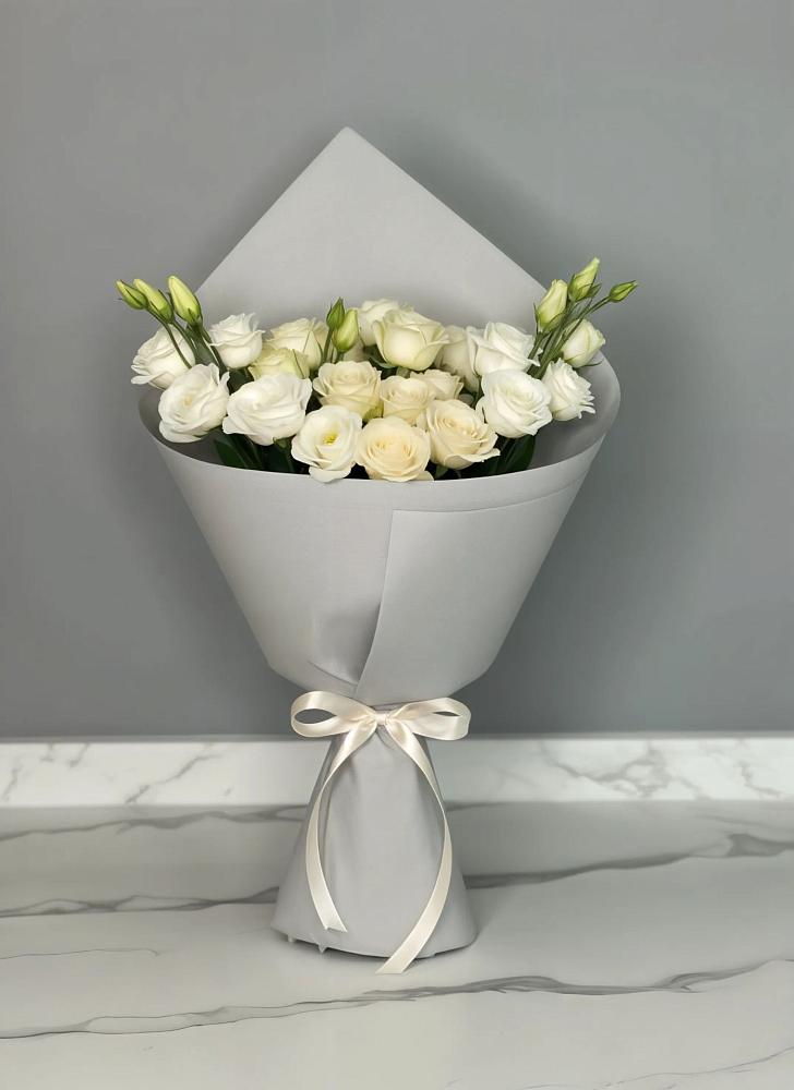 Букет цветов из: Розы и Лизиантусы в Кременкуль