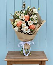 Букет цветов из:  Альстромерии, Лизиантусы, Розы и Хризантемы в Кременкуль