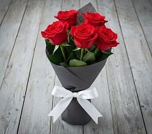 Букет 5 Красных роз Эдлесс Лав в Кременкуль