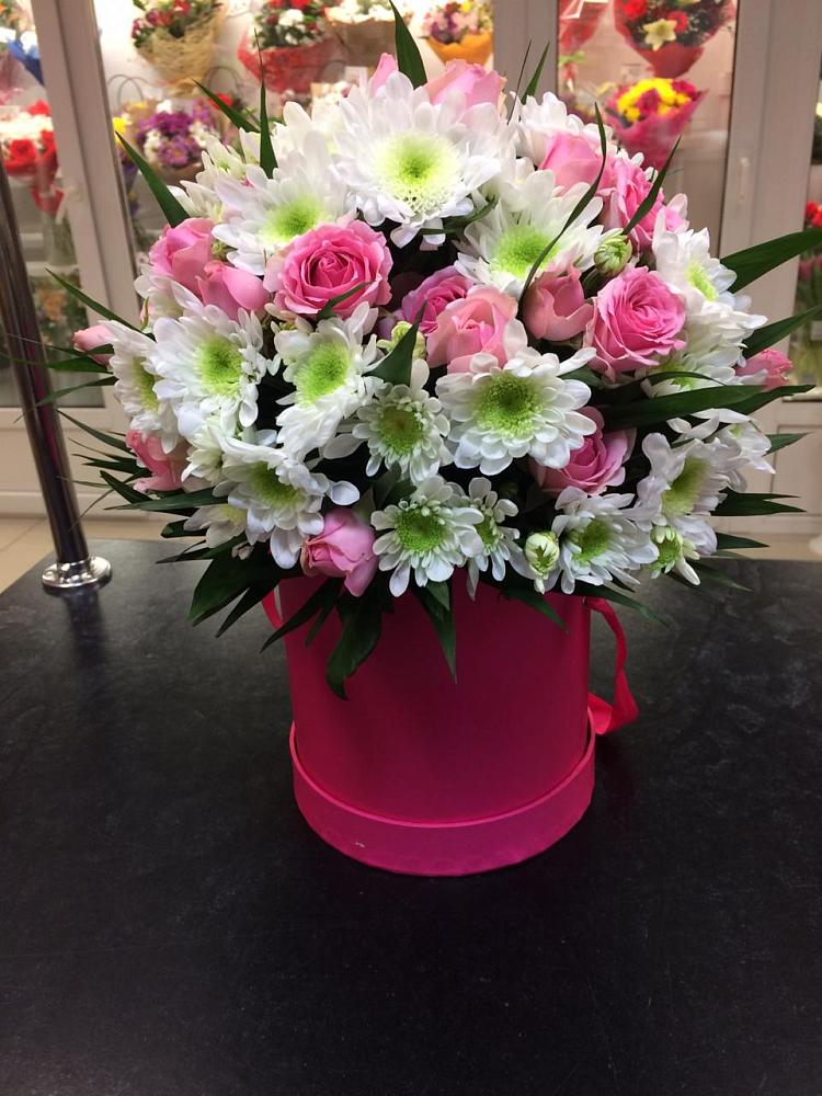 Цветочная композиция из Розы и Хризантемы в шляпной коробке в Кременкуль