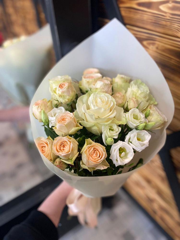 Букет цветов из: Розы и Лизиантусы в Кременкуль